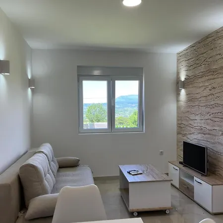 Djokic 3 Sa Bazenom *